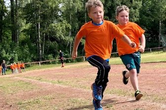 "Sonnenstrahlen" aus Aue holen den begehrten Wanderpokal - Endspurt: Die "Pöhlbachzwerge" Joel (l.) und Oskar gaben beim 60-Meter-Lauf alles. 