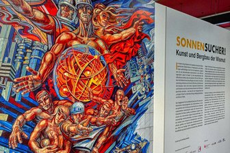 Sonnensucher im Kunstkombinat: Neue Kulturhauptstadt-Ausstellung in Zwickau zur Wismut so umfassend wie nie zuvor - Wandbild aus einer anderen Welt und doch wieder aktuell: „Friedliche Nutzung der Atomkraft“ (1972 – 1974) von Werner Petzold.