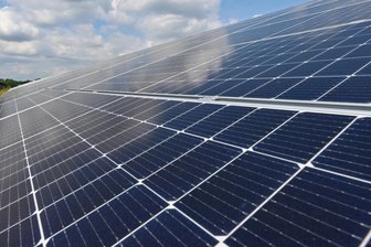 Sonnige Aussichten: Falkensteiner Kita erhält Fotovoltaikanlage - 54 Solarmodule kommen auf das Dach der Kita „Albert Schweitzer“ in Falkenstein.