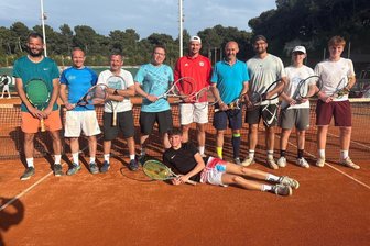 Sonnige Tage am Adriastrand: Tennisteam aus Sachsen trainiert intensiv für Regionalliga - Schwitzen an der Adria: die Freiberger Tennisspieler im Trainingslager in Pula.