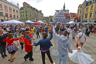 Sonniges Zwickau: 3000 Besucher feiern Vielfalt beim Ehrenamtsfest - Tanz, Spiel und Spaß beim 7. interkulturellen Ehrenamtsfest „Zwikkolör“: Ein polnischer Verein führte mit Besuchern internationale Tänze auf.
