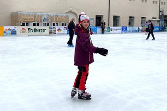 Sonntag hat die Freiberger Eisbahn im Schloss ein letztes Mal geöffnet - Jasmin (9) stand schon als Zweijährige zum ersten Mal auf dem Eis der Eisbahn im Freiberger Schloss - erst mit Gleitschuhen, jetzt mit Schlittschuhen.