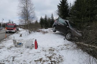 Sonntagnachmittag endet für zwei Fahrer im Krankenhaus - Ein Baum konnte das Auto davon abhalten in einen Bach zu rutschen. 