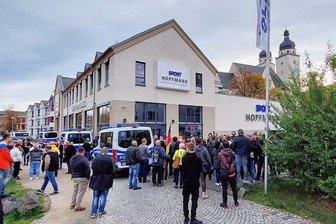 Sonntagsdemo in Plauen endet im Tumult - Tumultartige Szenen gab es am Sonntagabend nach der Demonstration des "Forums für Demokratie und Freiheit" auf dem Parkplatz am Sport Hopfmann.