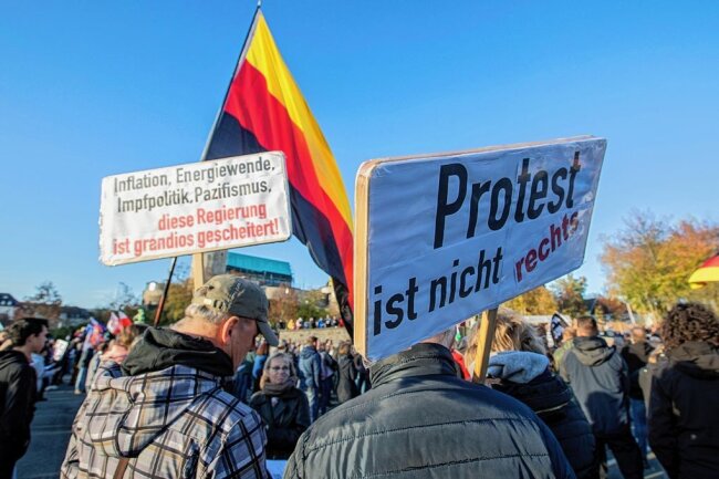 Sonntagsdemos in Plauen: Organisatoren gehen getrennte Wege - Seit dem Sommer waren Vogtländer im 14-Tage-Rhythmus auf die Straße gegangen, um gegen die Politik der Bundesregierung zu demonstrieren. Protest soll es weiter geben, aber anders.