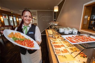 Sonntagsfrühstück in Plauen: In welchem Lokal das überhaupt noch möglich ist - Im Hotel Best Western am Straßberger Tor bereitet Emilie Baldung das Sonntagsfrühstück mit zu.