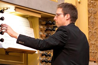Sonst begleitet er Stummfilme, jetzt improvisiert er in der Basilika: Organist aus Freiberg zu Gast - Organist Clemens Lucke aus Freiberg improvisiert am Sonntag in der Basilika in Wechselburg.