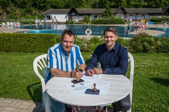 „Sonst können wir hier die Fußsteige hochklappen“ – Orte im Erzgebirge wollen gemeinsam Bad erhalten - Michael Tägl (l.), Bürgermeister von Gornsdorf, und sein Thalheimer Amtskollege Nico Dittmann unterzeichneten im Naturbad kürzlich eine Kooperationsvereinbarung.