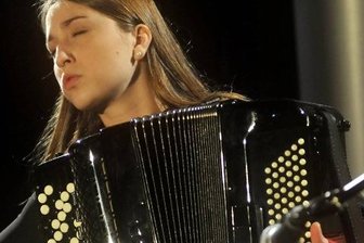 Sophie Fischer holt 1. Platz bei Trophée Mondial Akkordeon Wettbewerb -