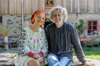 Sopranistin lädt zu Hofkonzerten nach Mildenau - Annett Illig mit ihrem Mann Hendrik Frey auf dem Lebenswerkstatthof in Mildenau. 