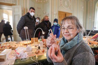 Sorbische Eier fürs Osterfest auf Schloss Wolkenburg - Beim Ostermarkt auf Schloss Wolkenburg haben am Samstag Hunderte Besucher zugesehen, wie Heidemarie Hoeft aus Bautzen mit der Wachsbossiertechnik traditionelle sorbische Ostereier gestaltet.