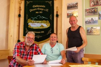 Sorgaer Siedler zeigen ihre erste Vereinsfahne - Matthias König, Robby Keil und Lothar Hanus (von links) bei den letzten Vorbereitungen vor der offiziellen Einweihung der Fahne.