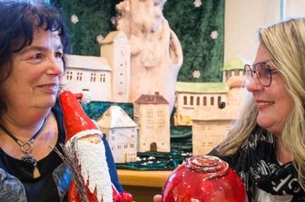 Sorgauerinnen zeigen ihre Keramiken - Ilona Klocke (l.) und Margitta Bindemann aus Sorgau stellen im Rothenthaler Haus der Begegnung Keramik aus. 