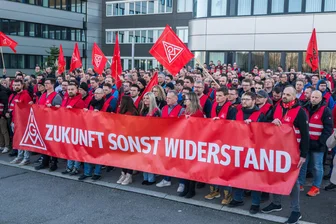 Sorge bei VW-Tochter in Stollberg: „Das Know-how zu verlieren, wäre eine industriepolitische Katastrophe“ - Mehr als 500 Beschäftigte haben am Dienstag bei IAV in Stollberg gegen Stellenabbau und Nullrunden protestiert.
