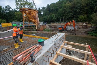 Sorge im Vogtland nach Einsturz der Carolabrücke: Jede vierte Brücke einer Kreisstraße in schlechtem Zustand - Der Neubau der Barthmühlenbrücke soll bis Jahresende fertig sein. Aktuell wird bis zur Montage der vier Stahlträger für die neue Brücke das Ufer ausmodelliert und mit Granitsteinen befestigt.