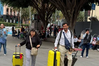 Sorge in Mexiko vor WM-Start: Polizei sichert Flughafen - Auch Reisende sind von den Protesten und Straßenblockaden betroffen.