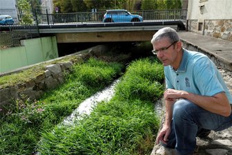 Sorge in Reichenbach: Was passiert beim nächsten Hochwasser? - Anwohner Sven Scheibner hat mehrfach seit 2013 erlebt, wie der Raumbach an der B-94-Brücke anschwoll und Wasser in sein Haus eindrang. Wegen des zugewucherten Bachlaufes fließe das Wasser nicht zügig ab, sagt er.