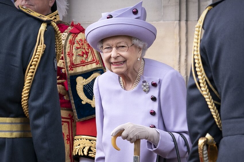 Sorge um die Queen (96): Thronfolger Charles und Prinz William reisen zu Königin Elizabeth II. - Edinburgh, 8. Juni: Königin Elizabeth II. nimmt an einer Militärparade zu ihren Ehren im Garten des Holyrood-Palasts teil.