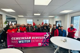 Sorge um Jobs bei IAV in Stollberg – Ministerpräsident Kretschmer schaltet sich ein - In Stollberg wurde gegen Jobabbau bei IAV demonstriert. Dabei: OB Marcel Schmidt.