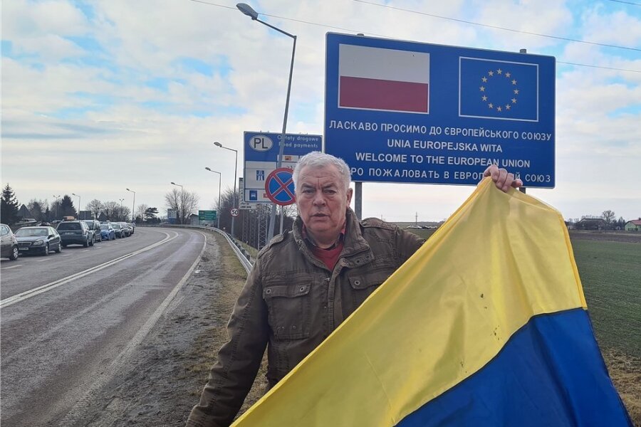 Sorge um Zwickaus ukrainische Partnerstadt Volodymyr - Karl-Ernst Müller vergangene Woche am Grenzübergang Zosin in Polen. Bis in die Ukraine hat er es nicht geschafft. 