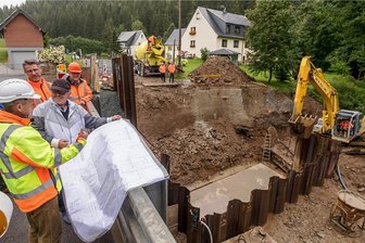 Sorgen mit Straßenbaustellen im Erzgebirgskreis: "Hauptproblem ist, dass wir nicht planen können" - Derzeit rollt der Verkehr zwischen Schönbrunn und Großrückerswalde auf der Kreisstraße 8115 über die Preßnitz über eine Behelfsbrücke. Der gut 10 Meter breite Brückenneubau entsteht gleich daneben. Die Fahrbahn wird hier später einmal 5,50 Meter breit sein.