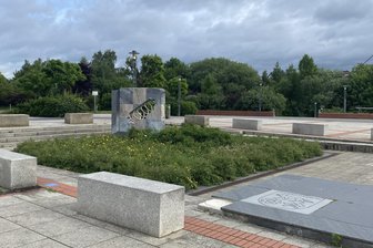 Sorgen um den ‚De Spinn‘ Brunnen: Am ehemaligen Wasserspiel in Wilkau-Haßlau treten immer mehr Schäden auf - Der Springbrunnen liegt seit 2016 auf dem Trockenen. Jetzt gibt es Schäden an der Anlage.
