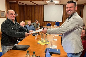 Sorgen um die Existenz: Unternehmer verschaffen sich am Ratstisch von Markneukirchen Gehör - Danilo Körner (links) aus Wohlhausen übergibt die Resolution des Vereins "Land schafft Verbindung Sachsen" an Markneukirchens Bürgermeister Toni Meinel. Zuvor wurde fast eine Stunde lang angesprochen, was Bauern, Spediteure oder Gastwirte stark belastet.