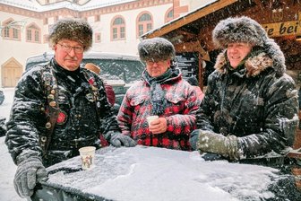 Sorgen um die Zukunft: Wie ein anderer Kult dem Augustusburger Wintertreffen helfen könnte - Mit ihren Pelzmützen waren Wilfried Müller, Roland Kahl und Mario Kister (von links) für das winterliche Wetter bestens gerüstet.