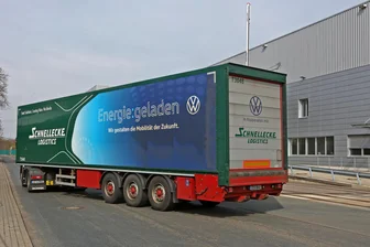 Sorgen um Jobs beim Glauchauer VW-Zulieferer Schnellecke - Ein Lkw von Schnellecke. Das Unternehmen liefert Teile direkt ans Band im VW-Werk Zwickau.