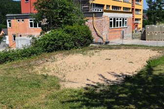 Sorgenkind Schulsport: Eltern in Rechenberg-Bienenmühle fühlen sich alleingelassen - Eine Anlage für das Kugelstoßen im Schulsport sieht anders aus. Doch die Oberschüler aus Rechenberg-Bienenmühle müssen mit Wiese und Sandloch auskommen.