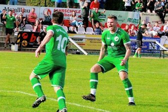 Sorgt Merkur erneut für ein Spektakel? - Merkur Oelsnitz sorgt derzeit zuhause regelmäßig für Torfestivals. Hier bejubeln Robert Hofmann (Nummer 10) und Manuel Strobel das 4:2 gegen den FC Stollberg. Am Ende stand es 6:2.