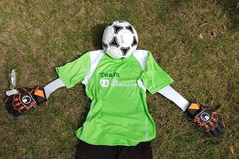 SOS-Kinderdorf Zwickau gewinnt Fußballturnier - Ungewöhnliche Präsentation des gewonnenen Pokals.