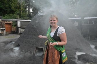 Sosa feiert Köhlerfest: Ein besonderer Meiler in zweierlei Hinsicht - Köhlerliesl Paula Mäurer hat als erste Frau einen Erdmeiler in Sosa entzündet.