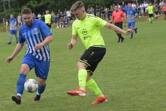 Sosa vermasselt ESV die Sause - Kevin Otto (l.) und seine Sosaer lieferten sich mit dem ESV Zschorlau um Alexander Pilz ein packendes Pokalfinale vor gut 1000 Fans. 