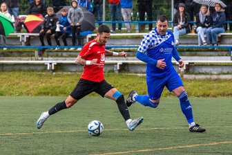 Sosaer Fußballer springt am letzten Spieltag dank eines Hattricks noch an die Spitze der Torjägerliste - Gaga Dolidze (l., hier gegen Königswaldes Kevin Bräuer) ist zum dritten Mal Torschützenkönig der Erzgebirgsliga.