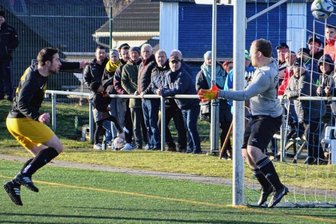 Sosaer retten in letzter Sekunde einen Punkt - Völlig unbedrängt köpft Florian Wunder mit seinem Doppelpack zum zwischenzeitlichen 2:0 für den Oelsnitzer FC ein. Sosas Torhüter Marco Vieweg ist chancenlos. 