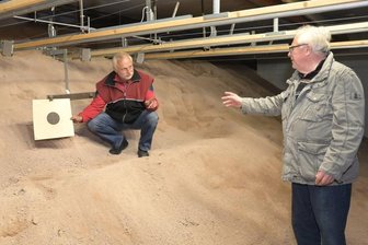 Sosaer Schützen bauen jetzt auf Sand - Der Sandwall soll für Sicherheit sorgen. Vereinschef Uwe Bräuer (links) und Kassenwart Lutz Thümmler auf der Schießbahn. 