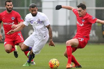 Soukou: Sofort ein Volltreffer - Cebio Soukou (M.), hier gegen Karim Seras (l.) und Abdullah Durak von Kasimpasa, überzeugte im ersten Test des FCE-Trainingslagers.