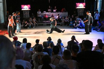 Soul Expression in Bildern: Dieser Wettbewerb vereint internationale Tänzer in Chemnitz - In Paaren von drei mussten die Hip-Hop-Tänzer und Tänzerinnen gegeneinander antreten.