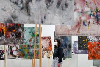 Soundgewitter auf Papier - mit Wiedererkennungseffekt - Arbeiten des Burkhardtsdorfer Künstlers Raimund Friedrichs auf Papier werden in der Galerie des Weltecho wie Wäsche auf Leinen gehängt. 