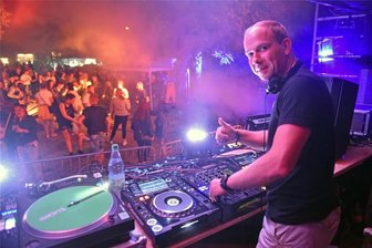 Soundmaschinen rattern zur Nachtschicht in Oederan - 48-Stunden-Party im Gewerbegebiet Oederan: DJ Wesker Valentine aus Berlin legt bis zum Morgen auf.