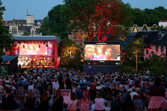 „Sounds of Hollywood“: Das sind die schönsten Fotos des Klanglichtzauber in Mittweida - Die Kulisse für den Klanglichtzauber unter dem Motto „Sounds of Hollywood“ war atemberaubend. Damit alle Gäste einen guten Blick hatten, wurde das Programm auf Leinwände übertragen.