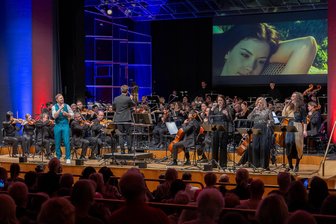 „Sounds of Hollywood“: Vogtland-Philharmonie reißt mit rasanter Tour durch Hollywood-Hits das Publikum in Reichenbach immer wieder jubelnd von den Sitzen - Szenen aus Hollywood-Filmen überblendet mit Musik - das Erfolgsrezept des Filmmusikprogramms „Sounds of Hollywood“.
