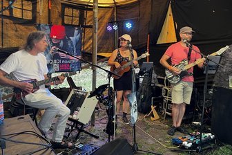 Soundtrack zum Spätsommer: Herzpochen aus Hartenstein veröffentlicht Album „Miriquidi Roadtrip“ - Das Trio Herzpochen, das sich „hERZpochen“ schreibt, beim Landart-Festival im tschechischen Königsmühle. Am Tag zuvor hatte die Band aus Hartenstein und Zwönitz ihr neues Album „Miriquidi Roadtrip“ veröffentlicht.