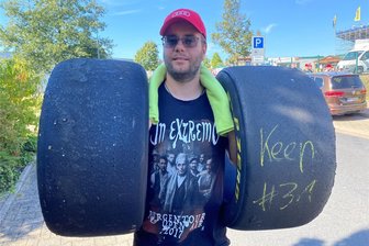 Souvenir von der DTM auf dem Sachsenring: Was macht Altreifen so beliebt? - Rico Pauli aus Freiberg hat sich zwei Slicks gesichert und weiß auch schon, wie er sie verwenden wird.