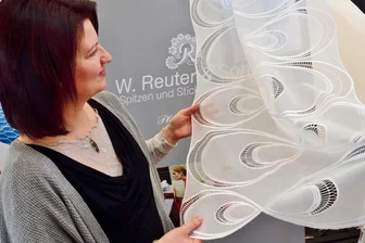 Souvenirs, Souvenirs zum Plauener Spitzenfest: Zu was eine Spitzen-Firma am Wochenende einlädt - Kati Reuter präsentiert ab 20. Juni in der Fabrik der Fäden Plauener-Spitze-Produkte der Firma Reuter & Sohn aus Reumtengrün.