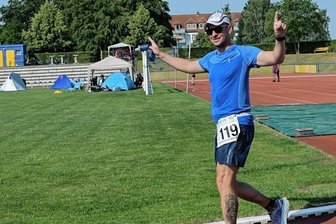Souveräner Sieg bei Hitzeschlacht - Der Glauchauer Marco Locke wurde Gesamtsieger bei den Männern. Innerhalb der 24 Stunden lief er fast 181 Kilometer.