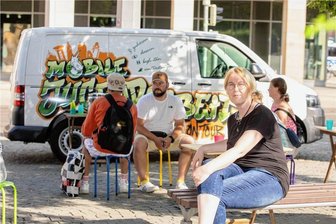Sozialarbeiterin über junge Migranten: „Teure Sneakers und neues iPhone - das mag paradox sein, aber es ist so“ - Anja Merkel ist als Diplom-Sozialpädagogin mit der Mobilen Jugendarbeit regelmäßig in der Innenstadt unterwegs.