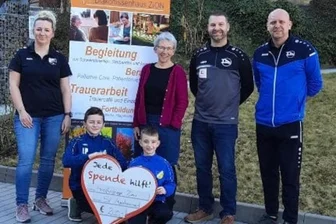 Soziale Ader: Diese Fußballer aus dem Erzgebirge teilen ihre Spenden mit anderen - 200 Euro haben die Fußballer des SV Auerhammer an den Auer Hospizverein „Zion“ übergeben.