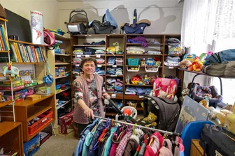 Sozialkaufhaus in Hohenstein-Ernstthal punktet mit großem Sortiment - In der Möbelbörse Hohenstein-Ernstthal gibt es alles, was im Haushalt gebraucht wird. Im sogenannten „Kinderzimmer“ ist eine Palette von Kleidung über Spielzeug bis zum Kinderwagen vorrätig. Barbara Nobis hilft als Ehrenamtliche, alles sauber und dekorativ anzubieten.